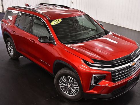 Used 2025 Chevrolet Traverse LT w/ Driver Confidence Package AWD/4WD image 11