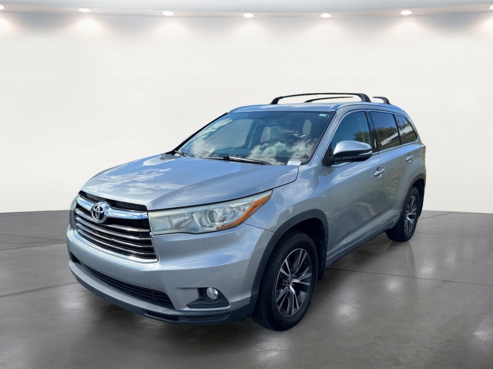 Used 2016 Toyota Highlander XLE AWD/4WD image 2