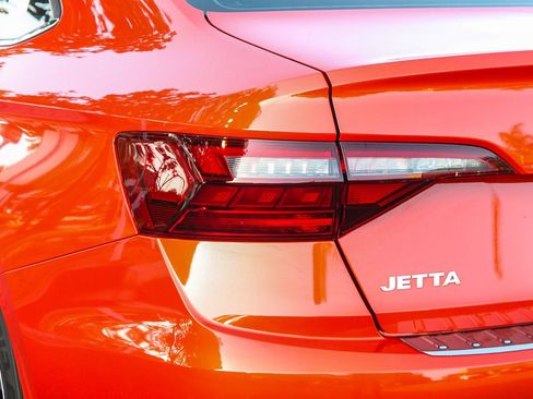 Certified 2021 Volkswagen Jetta R-Line w/ R-Line Cold Weather Package FWD image 9
