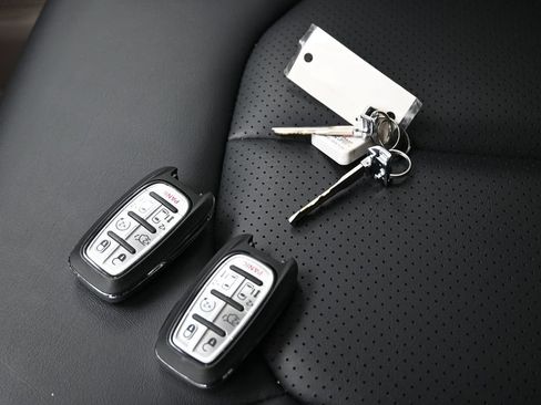 Used 2024 Chrysler Pacifica Touring-L FWD image 30