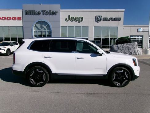 Used 2023 Kia Telluride EX w/ EX Captain's Chair Package image 5