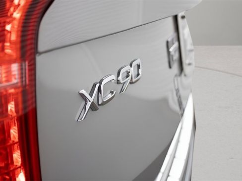 Certified 2025 Volvo XC90 T8 Plus w/ Protection Package Premier image 11