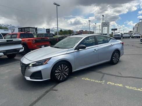 Used 2024 Nissan Altima 2.5 SV FWD image 5