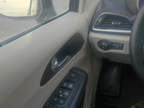 Used 2017 Chrysler Pacifica Touring-L FWD image 34