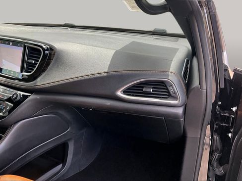 Used 2023 Chrysler Pacifica Pinnacle FWD image 19