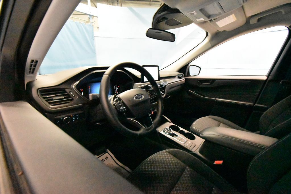 Used 2024 Ford Escape Active AWD/4WD image 2