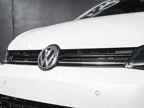 Used 2018 Volkswagen Golf R 4-Door image 7