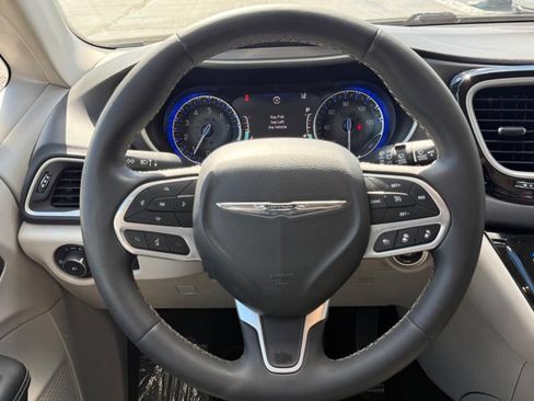 Used 2023 Chrysler Pacifica Touring-L FWD image 19
