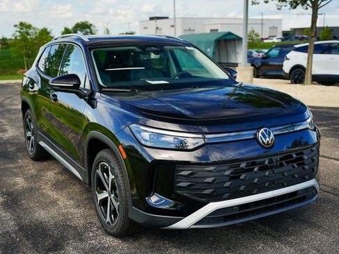 Used 2025 Volkswagen Tiguan SE w/ Panoramic Sunroof Package image 45