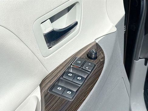 Used 2020 Toyota Sienna XLE w/ XLE Navigation Package image 18