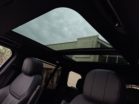 New 2025 Land Rover Range Rover SE image 12