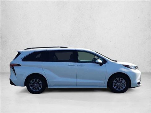 Used 2021 Toyota Sienna XLE w/ XLE Plus Package FWD image 4