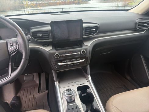 Used 2020 Ford Explorer XLT w/ Equipment Group 202A image 5