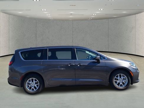 Used 2023 Chrysler Pacifica Touring-L image 4