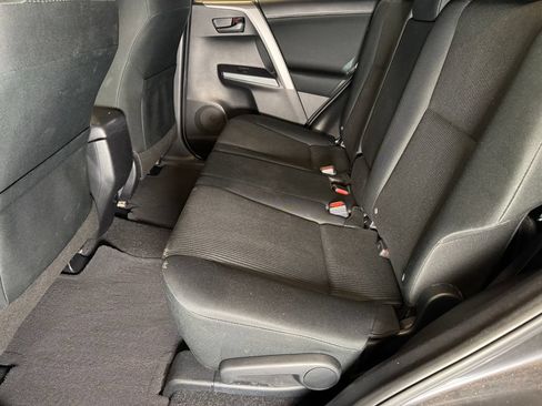 Used 2018 Toyota RAV4 LE w/ Carpet Mat Package FWD image 21