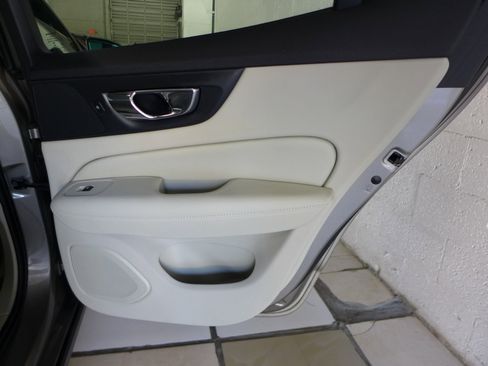 Used 2020 Volvo S60 T5 Momentum image 56