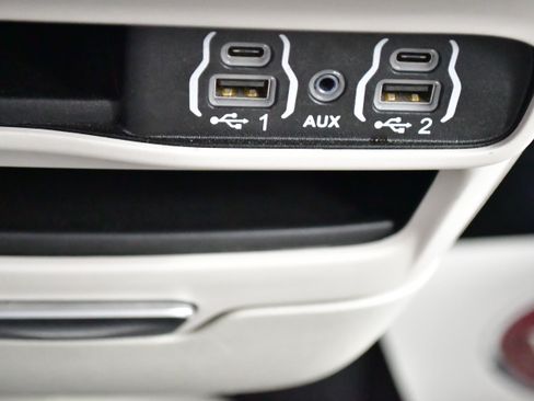 Used 2024 Chrysler Pacifica Touring-L FWD image 31