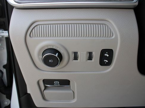Certified 2023 Jeep Wagoneer Series II w/ Convenience Group I AWD/4WD image 13
