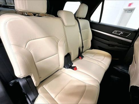 Used 2019 Ford Explorer XLT FWD image 32