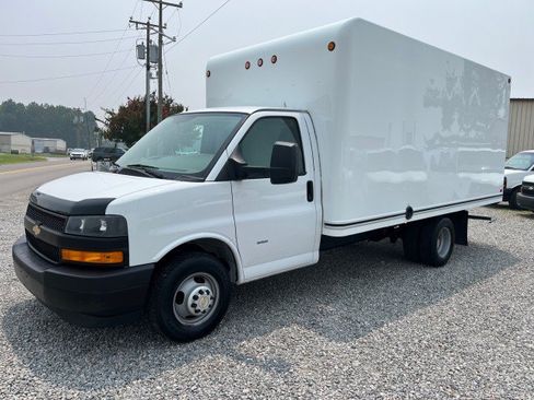 Used 2018 Chevrolet Express 3500 w/ Driver Convenience Package RWD image 2