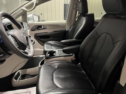 Used 2022 Chrysler Pacifica Touring-L image 14