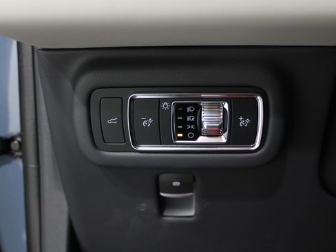 Used 2025 Lincoln Nautilus Premier AWD/4WD image 8
