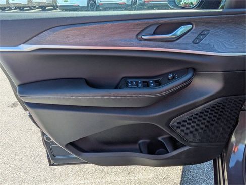 New 2025 Jeep Grand Cherokee Limited w/ Luxury Tech Group II image 14