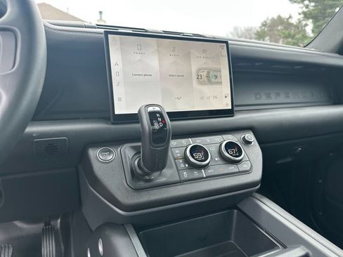 Used 2025 Land Rover Defender 130 X-Dynamic SE image 32