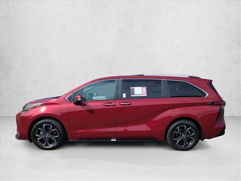 Used 2025 Toyota Sienna Platinum image 9