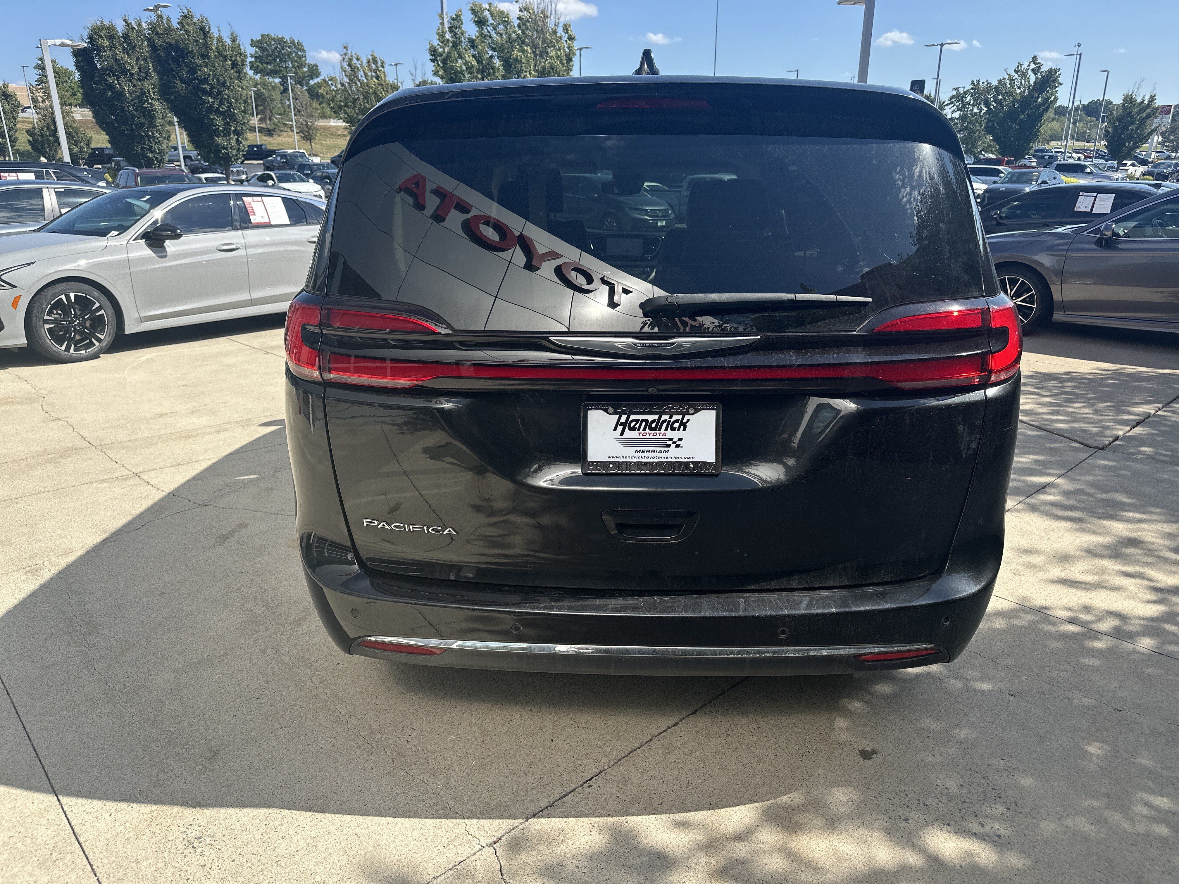 Used 2023 Chrysler Pacifica Touring-L FWD image 8