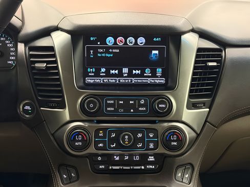 Used 2018 Chevrolet Tahoe LT w/ Luxury Package RWD image 19
