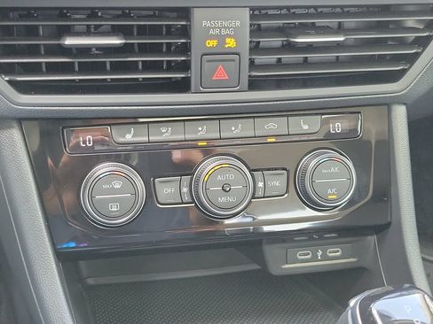 Used 2024 Volkswagen Jetta SE w/ Panoramic Sunroof Package FWD image 25