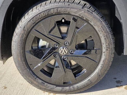 New 2026 Volkswagen Taos SE FWD image 9