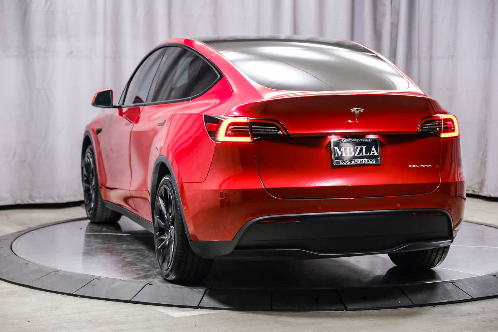Used 2022 Tesla Model Y Long Range AWD/4WD image 2