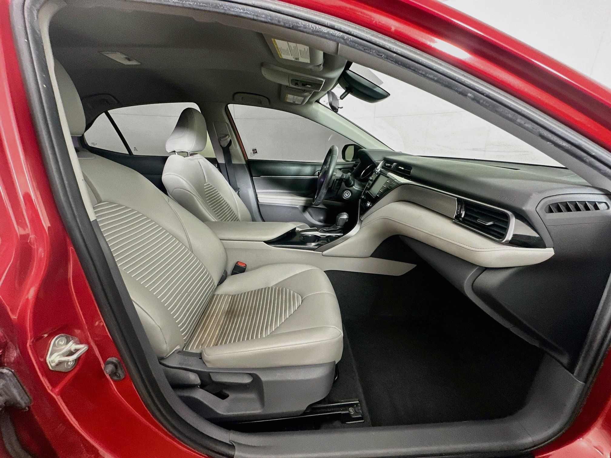 Used 2019 Toyota Camry SE w/ Carpet Mat Package FWD image 28