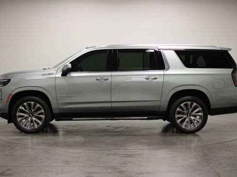 Used 2025 Chevrolet Suburban High Country AWD/4WD image 5
