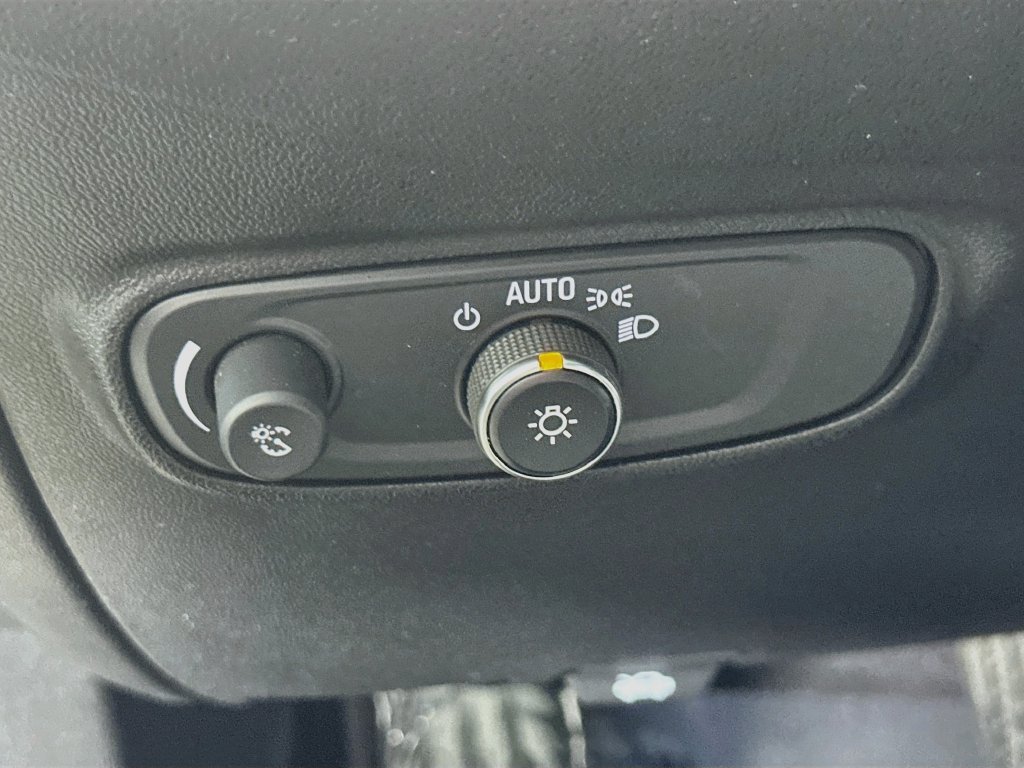 Used 2020 Chevrolet Equinox LT FWD image 23