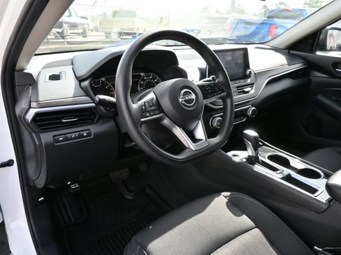 Used 2024 Nissan Altima 2.5 SV FWD image 12