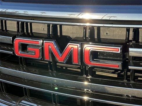 Used 2024 GMC Yukon SLT image 30