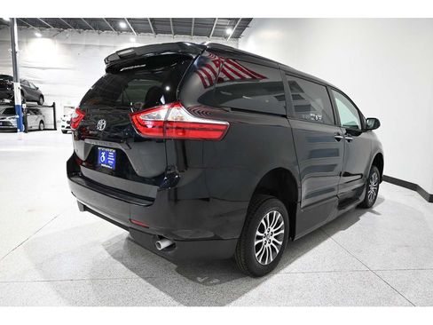 Used 2019 Toyota Sienna XLE FWD image 6