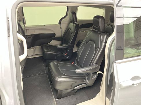 Used 2024 Chrysler Pacifica Touring-L FWD image 10