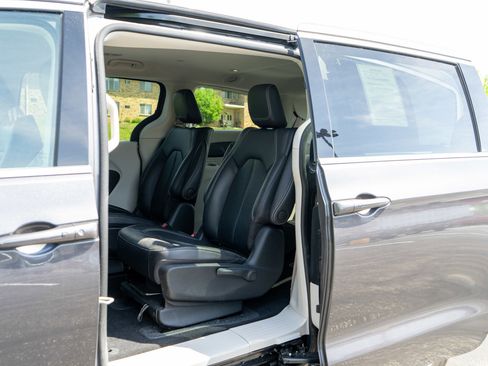 Used 2022 Chrysler Pacifica Touring-L FWD image 29
