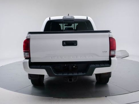Used 2018 Toyota Tacoma TRD Sport AWD/4WD image 4
