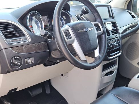 Used 2016 Chrysler Town & Country Touring FWD image 10