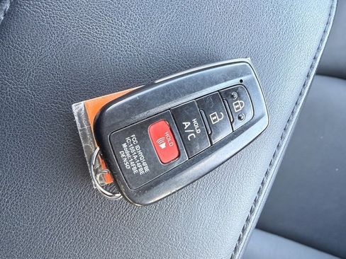 Used 2018 Toyota Prius Prime Premium image 61