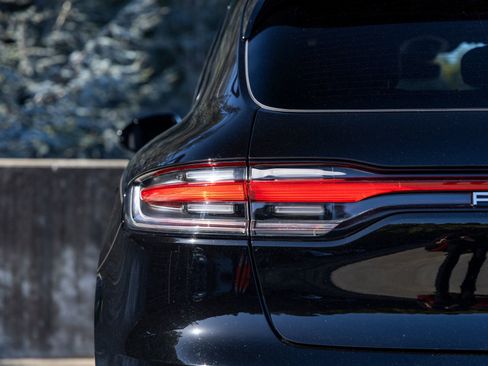 Certified 2025 Porsche Macan image 19