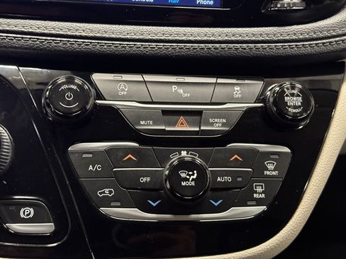 Used 2019 Chrysler Pacifica Limited FWD image 32