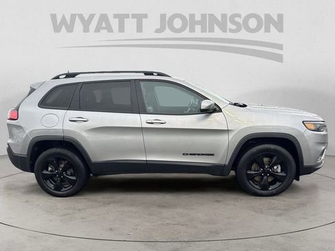 Used 2019 Jeep Cherokee Latitude Plus AWD/4WD image 6