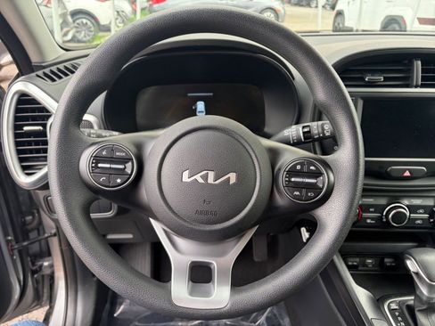 Used 2025 Kia Soul LX w/ LX Technology Package FWD image 25