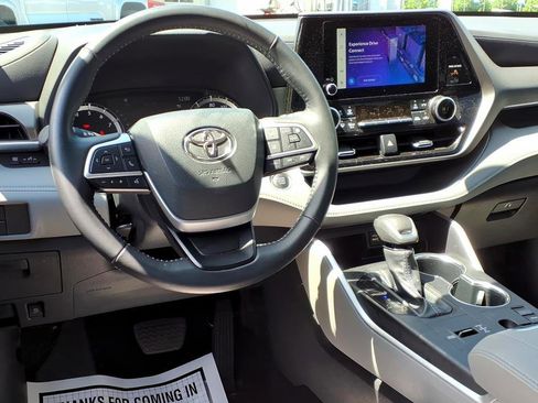 Used 2025 Toyota Highlander LE FWD image 11